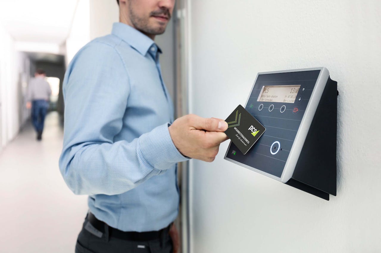 Czytniki linii papilarnych, karty RFID czy aplikacje mobilne &ndash; jak wybrać system RCP?